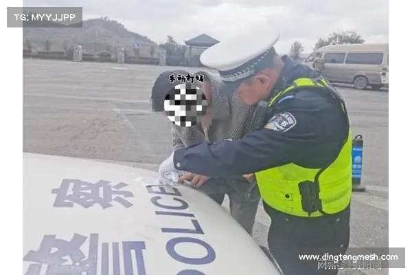 戴维斯右膝敷冰袋无明显跛行自述恢复良好状态 戴维斯右膝敷冰袋无明显跛行自述恢复良好状态